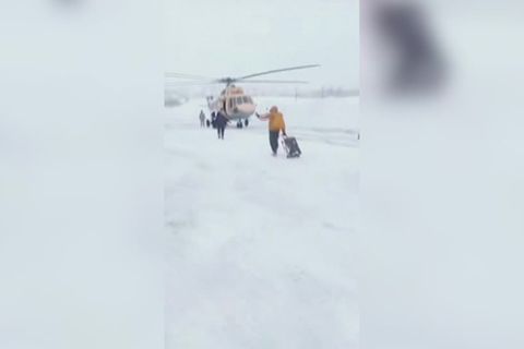Video: Von Schneemassen überrascht: Da hilft nur noch der Hubschrauber