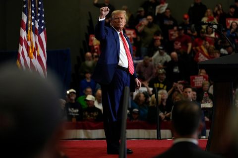 Donald Trump streckt auf einer Wahlkampfveranstaltung in Iowa die Faust in die Luft