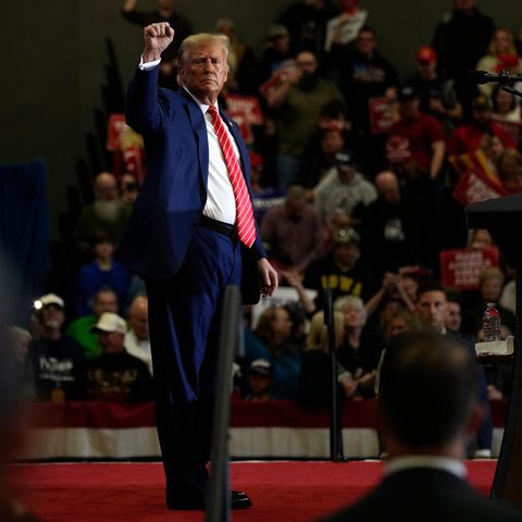 Donald Trump streckt auf einer Wahlkampfveranstaltung in Iowa die Faust in die Luft