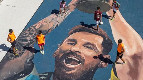 Weltmeister und Weltfußballer: Gemälde von Argentiniens Superstar Lionel Messi in Mar del Plata