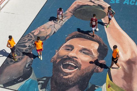 Weltmeister und Weltfußballer: Gemälde von Argentiniens Superstar Lionel Messi in Mar del Plata