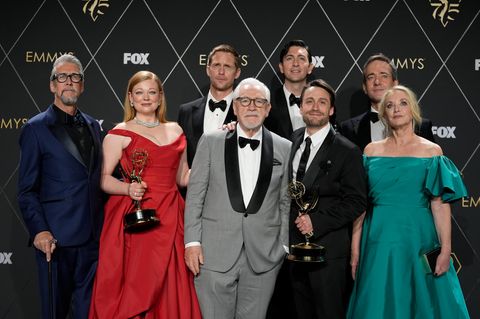 Alan Ruck (l-r), Sarah Snook, Alexander Skarsgard, Brian Cox, Nicholas Braun, Kieran Culkin, Matthew Macfayden und J. Smith-Cameron, Gewinner des Preises für die herausragende Dramaserie "Succession"