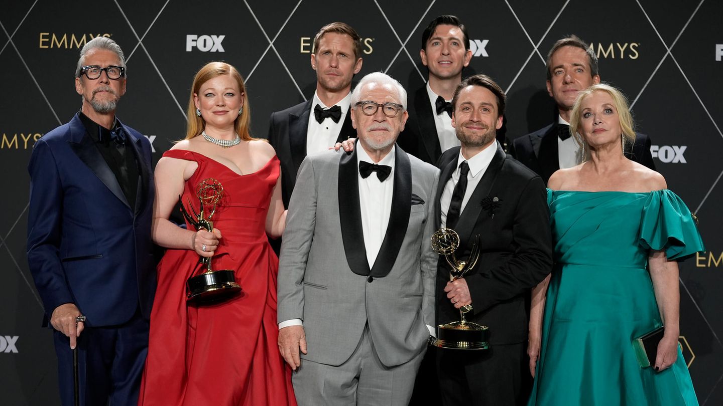 Alan Ruck (l-r), Sarah Snook, Alexander Skarsgard, Brian Cox, Nicholas Braun, Kieran Culkin, Matthew Macfayden und J. Smith-Cameron, Gewinner des Preises für die herausragende Dramaserie "Succession"