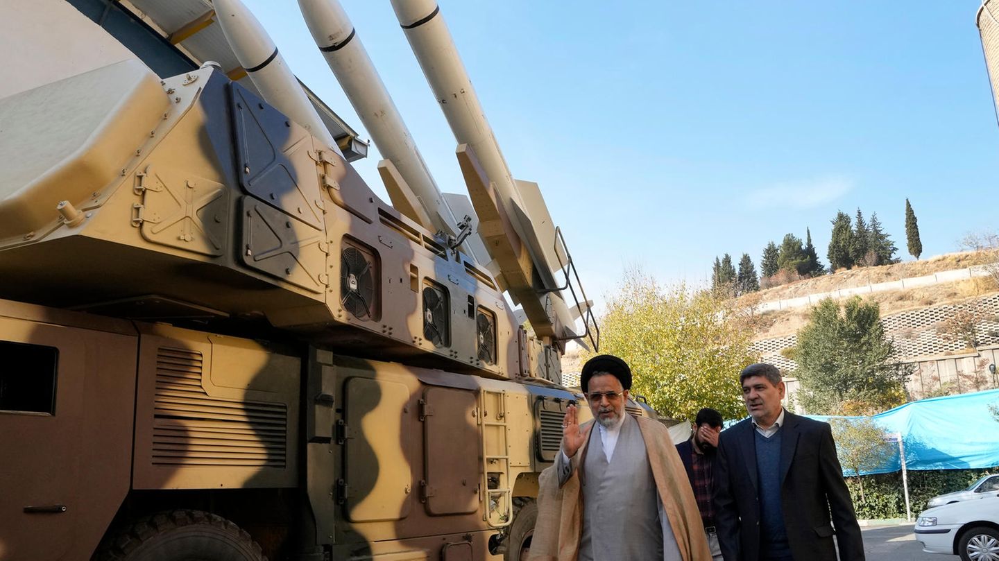 Das Bild zeigt den früheren iranischen Geheimdienstminister Mahmoud Alavi (l.), der im vergangenen November anlässlich des zwölften Todestages von General Moghaddam, einem Kommandeur der Revolutionsgarden, an einem Raketensystem vorbeigeht.