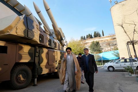 Das Bild zeigt den früheren iranischen Geheimdienstminister Mahmoud Alavi (l.), der im vergangenen November anlässlich des zwölften Todestages von General Moghaddam, einem Kommandeur der Revolutionsgarden, an einem Raketensystem vorbeigeht.