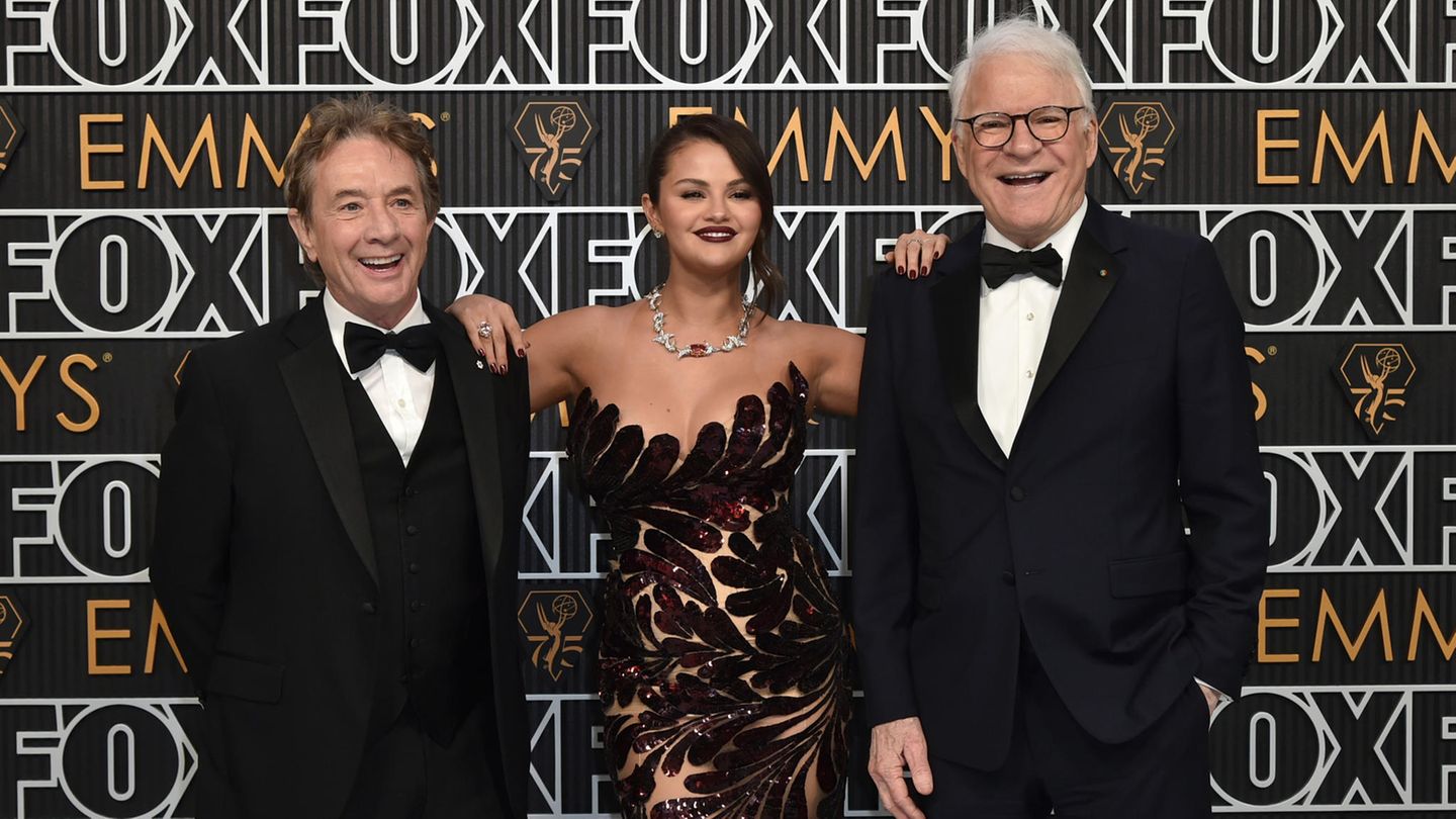 Gingen mit ihrer Serie "Only Murders in the Building" diesmal leer aus: Martin Short, Selena Gomez und Steven Martin (v.l.n.r.) kommen zur Verleihung der 75. Primetime Emmy Awards ins Peacock Theater.