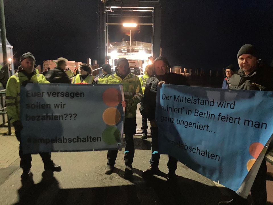 Anfang Januar blockieren wütende Landwirte den Hafen von Schlüttsiel. Habecks Fähre muss umkehren