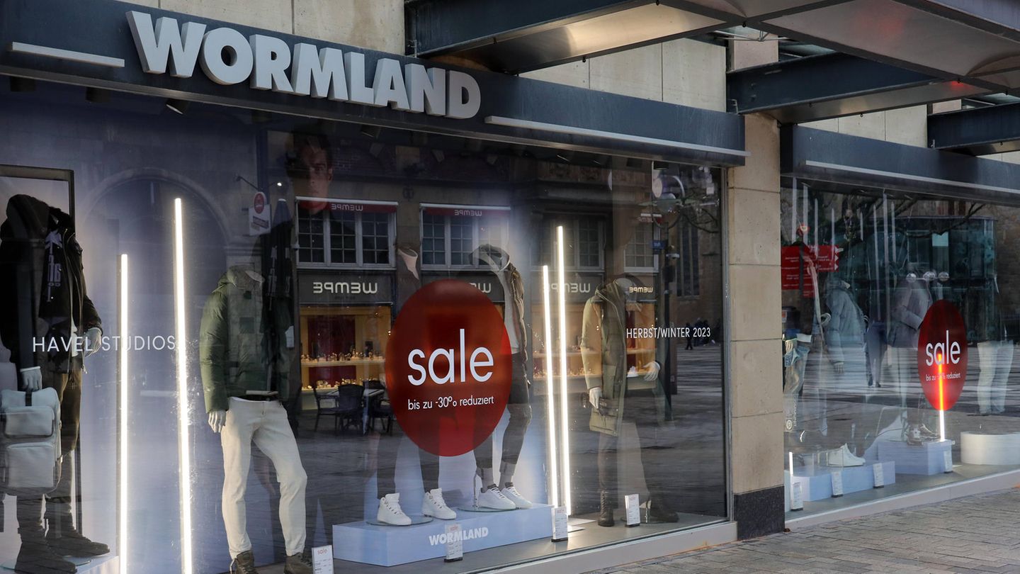 Wormland Die Modekette Wormland hat ebenfalls im Januar 2024 Insolvenz angemeldet, ist aber mittlerweile gerettet. Nach achtmonatigem Schutzschirmverfahren übernahm Ende August das Modehaus Lengermann & Trieschmann (L&T) aus Osnabrück als neuer Eigentümer. Neun der zwölf Wormland-Häuser werden fortgeführt, mehr als 300 der 400 Beschäftigten können bleiben. Das 1935 von Theo Wormland in Hannover gegründete Unternehmen war wegen gestiegener Mieten sowie Energie-, Logistik- und Personalkosten in Schieflage geraten.