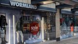 Die Modekette Wormland hat ebenfalls im Januar 2024 Insolvenz angemeldet, ist aber mittlerweile gerettet. Nach achtmonatigem Schutzschirmverfahren übernahm Ende August das Modehaus Lengermann & Trieschmann (L&T) aus Osnabrück als neuer Eigentümer. Neun der zwölf Wormland-Häuser werden fortgeführt, mehr als 300 der 400 Beschäftigten können bleiben. Das 1935 von Theo Wormland in Hannover gegründete Unternehmen war wegen gestiegener Mieten sowie Energie-, Logistik- und Personalkosten in Schieflage geraten.