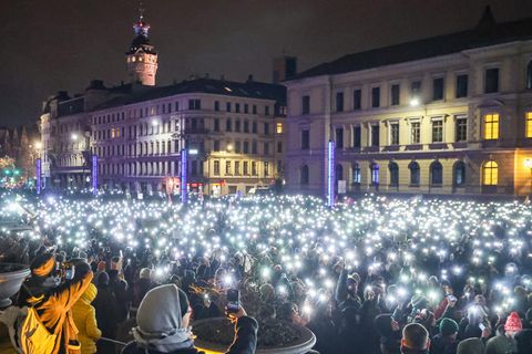 Teilnehmer leuchten mit den Taschenlampen ihrer Handys während einer Demonstration vor dem Bundesverwaltungsgericht in Leipzig