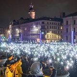 Teilnehmer leuchten mit den Taschenlampen ihrer Handys während einer Demonstration vor dem Bundesverwaltungsgericht in Leipzig
