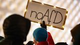 Ein Demonstrant hält ein Schild mit "no AfD" in die Höhe