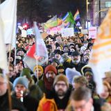 In Essen waren nach Polizeiangaben 6700 Demonstrierende auf den Straßen und trugen Schilder wie "Bunt statt kackbraun".