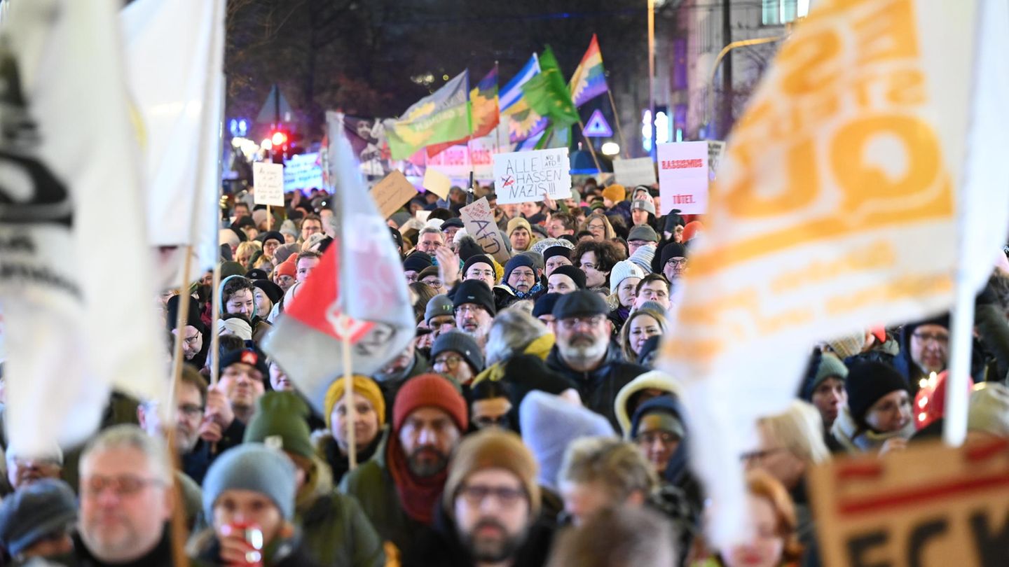 In Essen waren nach Polizeiangaben 6700 Demonstrierende auf den Straßen und trugen Schilder wie "Bunt statt kackbraun".