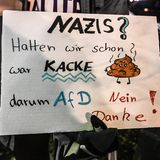 Schild: "Nazis? Hatten wir schon, war kacke. Darum AfD nein danke!"