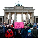 In Berlin versammelten sich nach Angaben von Polizei und Veranstaltern 25.000 am Brandenburger Tor