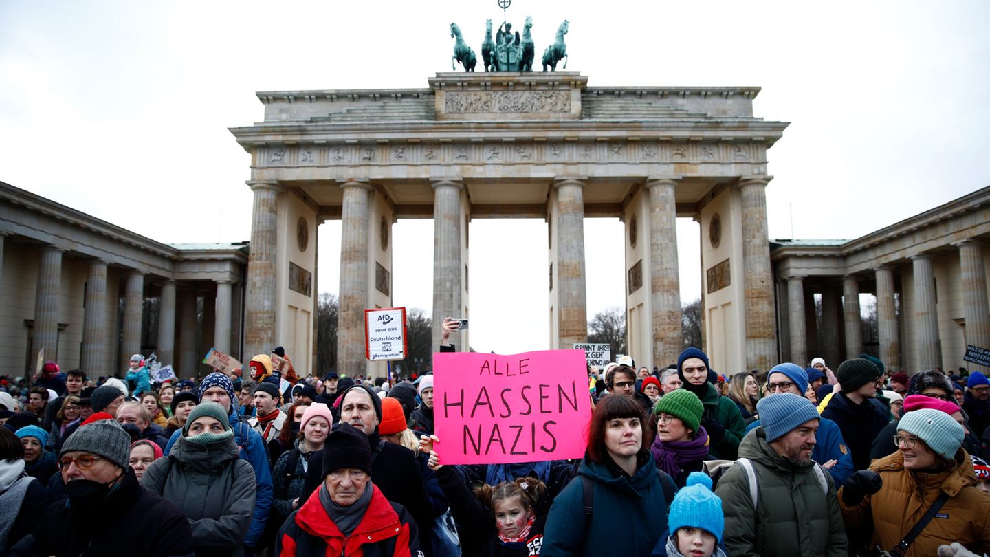 In Berlin versammelten sich nach Angaben von Polizei und Veranstaltern 25.000 am Brandenburger Tor