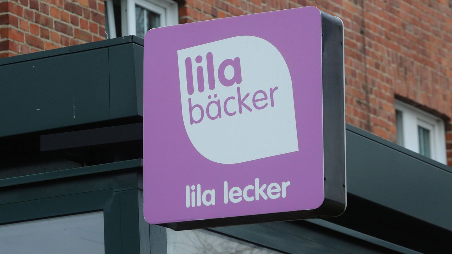 Lila Bäcker Die nordostdeutsche Bäckereikette musste 2024 dichtmachen. Bereits im Oktober 2023 beantragte sie Insolvenz in Eigenverwaltung für ihre 230 Filialen, die scheiterte. Anfang Januar wurde ein reguläres Insolvenzverfahren eröffnet. Zum 1. Februar mussten sämtliche Filialen schließen. Die vor allem in Mecklenburg-Vorpommern und Brandenburg vertretene Kette hatte erst 2019 eine Insolvenz erfolgreich durchlaufen. Doch der dauerhafte Neustart sollte nicht gelingen: Im Zuge der Pleite wurden alle 1600 Mitarbeiterinnen und Mitarbeiter entlassen.
