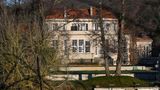 Am 23. November 2023 treffen sich in einem Landhotel bei Potsdam hochrangige Mitglieder von AfD, Werteunion und "Identitärer Bewegung" mit finanzstarken Unternehmern und anderen Akteuren der rechten Szene. Unter anderem referiert der Rechtsextremist Martin Sellner über einen "Masterplan zur Remigration", also dem Plan, Ausländer und deutsche Staatsbürger auszuweisen. Was die Teilnehmer des konspirativen Treffens nicht wissen: Investigative Reporter des Recherchenetzwerkes "Correctiv" sind ebenfalls vor Ort und zeichnen die Konferenz auf. 