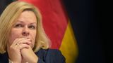Am Abend der Veröffentlichung von "Correctiv" warnt Bundesinnenministerin Nancy Faeser (SPD) im stern vor der Vernetzung von Verfassungsfeinden. "Wir sehen auch jetzt wieder, dass es notwendig und richtig ist, dass der Verfassungsschutz sehr genau beobachtet, welche Kontakte es im rechtsextremistischen Spektrum gibt, wie sich Verfassungsfeinde mit AfD-Vertretern vernetzen und welche menschenverachtenden Ideologien dort propagiert werden", so Faeser. Das bürgerliche Antlitz dürfe nicht darüber hinwegtäuschen, "dass sich diese Extremisten mit ihrer völkischen Ideologie elementar gegen die Menschenwürde jedes Einzelnen richten – und damit gegen das Fundament unserer Demokratie".