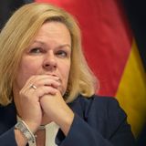 Am Abend der Veröffentlichung von "Correctiv" warnt Bundesinnenministerin Nancy Faeser (SPD) im stern vor der Vernetzung von Verfassungsfeinden. "Wir sehen auch jetzt wieder, dass es notwendig und richtig ist, dass der Verfassungsschutz sehr genau beobachtet, welche Kontakte es im rechtsextremistischen Spektrum gibt, wie sich Verfassungsfeinde mit AfD-Vertretern vernetzen und welche menschenverachtenden Ideologien dort propagiert werden", so Faeser. Das bürgerliche Antlitz dürfe nicht darüber hinwegtäuschen, "dass sich diese Extremisten mit ihrer völkischen Ideologie elementar gegen die Menschenwürde jedes Einzelnen richten – und damit gegen das Fundament unserer Demokratie".