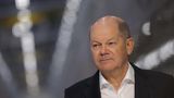 Am 11. Januar äußert sich Bundeskanzler Olaf Scholz (SPD) erstmals zur "Correctiv"-Recherche. Er betont: "Wer sich gegen unsere freiheitliche demokratische Grundordnung richtet, ist ein Fall für unseren Verfassungsschutz und die Justiz." Demokratinnen und Demokraten müssten zusammenstehen, so der Kanzler. "Wir lassen nicht zu, dass jemand das 'Wir' in unserem Land danach unterscheidet, ob jemand eine Einwanderungsgeschichte hat oder nicht." Er fügt hinzu: "Wir schützen alle – unabhängig von Herkunft, Hautfarbe oder wie unbequem jemand für Fanatiker mit Assimilationsfantasien ist."