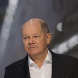 Am 11. Januar äußert sich Bundeskanzler Olaf Scholz (SPD) erstmals zur "Correctiv"-Recherche. Er betont: "Wer sich gegen unsere freiheitliche demokratische Grundordnung richtet, ist ein Fall für unseren Verfassungsschutz und die Justiz." Demokratinnen und Demokraten müssten zusammenstehen, so der Kanzler. "Wir lassen nicht zu, dass jemand das 'Wir' in unserem Land danach unterscheidet, ob jemand eine Einwanderungsgeschichte hat oder nicht." Er fügt hinzu: "Wir schützen alle – unabhängig von Herkunft, Hautfarbe oder wie unbequem jemand für Fanatiker mit Assimilationsfantasien ist."