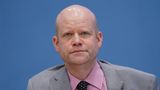 Am Abend des 10. Januar meldet sich Ulrich Vosgerau zu Wort und verteidigt seine Teilnahme in Potsdam. Er ist ehemaliges Kuratoriumsmitglied der AfD-nahen Desiderius Erasmus-Stiftung und ist in der Vergangenheit des Öfteren als Redner in AfD-Kreisen aufgetreten. Ein Problem damit, dass ein Rechtsextremist wie Sellner am Treffen teilnahm, sieht er nicht: "Ich hatte gehört, dass der Martin Sellner persönlich ein angenehmer Typ sein soll, der nicht fanatisch wirkt. Also habe ich gerne die Gelegenheit wahrgenommen, ihn persönlich kennenzulernen." 