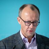 Zwei Tage nach der Veröffentlichung distanziert sich Friedrich Merz im Namen der CDU von der sogenannten Werteunion. Zwei Mitglieder des Vereins waren in Potsdam anwesend. Lange Zeit galt die Werteunion als CDU/CSU-nah, laut eigenen Aussagen sind 85 Prozent der 4000 Mitglieder in der Union. Mit der Ankündigung des Werteunion-Vorsitzenden Hans-Georg Maaßen, aus dem Verein heraus eine eigene Partei zu gründen und der Anwesenheit in Potsdam, bricht Merz nun öffentlich mit der rechtskonservativen Gruppierung. "Es gibt keinen Grund mehr, sich irgendwo außerhalb der regulären Strukturen unserer Partei für die CDU zu engagieren", so Merz. Sollte Maaßen tatsächlich eine Partei gründen, sei die gleichzeitige Mitgliedschaft in der CDU ohnehin nach geltenden Regeln nicht mehr möglich. Sollte es nicht zur Parteigründung kommen, werde er bei einem Bundesparteitag einen Unvereinbarkeitsbeschluss zur Werteunion beantragen, so Merz.