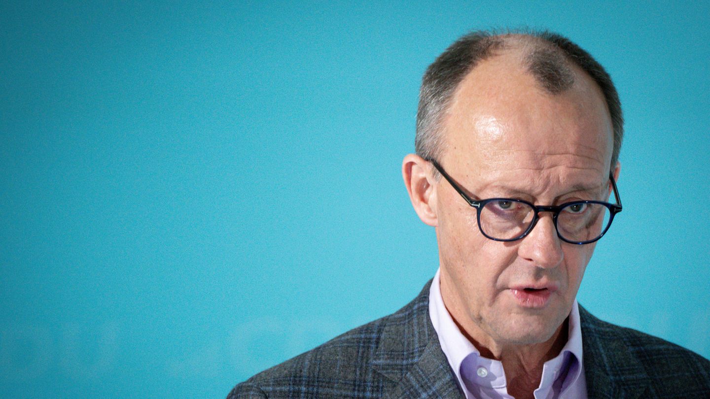12. Januar 2024: CDU-Chef Friedrich Merz rückt von der Werteunion ab Zwei Tage nach der Veröffentlichung distanziert sich Friedrich Merz im Namen der CDU von der sogenannten Werteunion. Zwei Mitglieder des Vereins waren in Potsdam anwesend. Lange Zeit galt die Werteunion als CDU/CSU-nah, laut eigenen Aussagen sind 85 Prozent der 4000 Mitglieder in der Union. Mit der Ankündigung des Werteunion-Vorsitzenden Hans-Georg Maaßen, aus dem Verein heraus eine eigene Partei zu gründen und der Anwesenheit in Potsdam, bricht Merz nun öffentlich mit der rechtskonservativen Gruppierung. "Es gibt keinen Grund mehr, sich irgendwo außerhalb der regulären Strukturen unserer Partei für die CDU zu engagieren", so Merz. Sollte Maaßen tatsächlich eine Partei gründen, sei die gleichzeitige Mitgliedschaft in der CDU ohnehin nach geltenden Regeln nicht mehr möglich. Sollte es nicht zur Parteigründung kommen, werde er bei einem Bundesparteitag einen Unvereinbarkeitsbeschluss zur Werteunion beantragen, so Merz.