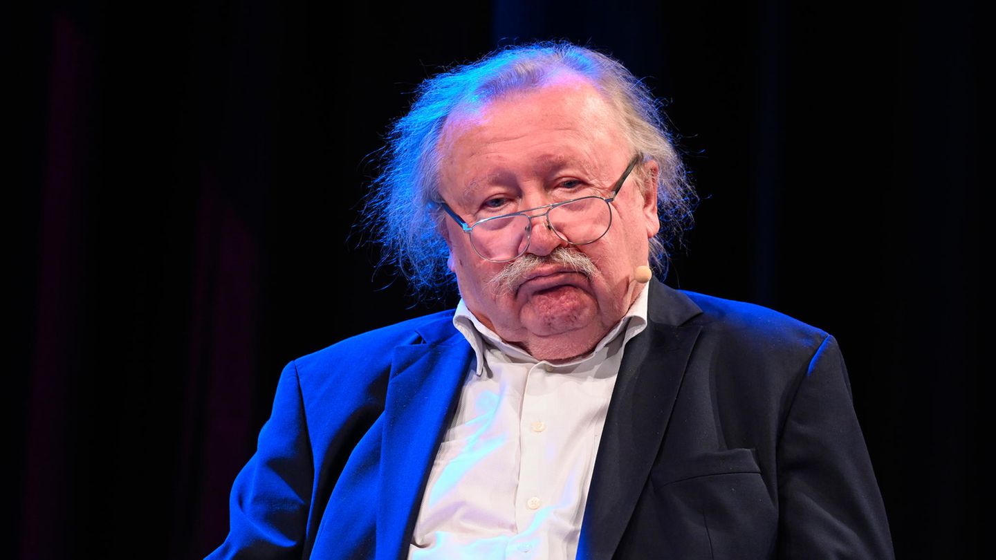 13. Januar 2024: Philosoph Peter Sloterdijk verlässt aus Protest "Verein Deutsche Sprache" Drei Tage nach der Veröffentlichung des Treffens fällt das Schlaglicht mehr und mehr auf die Teilnehmer, die nicht in politischen Ämtern aktiv sind. Eine von ihnen ist Silke Schröder, die sich im "Verein Deutsche Sprache" engagiert. Aus Protest gegen ihre Teilnahme am Treffen in Potsdam tritt das vermutlich bekannteste Mitglied aus dem Verein aus: der Philosoph Peter Sloterdijk. Eine genauere Begründung lieferte er nicht. Der Verein kündigte indes an, über ein "Ausschlussverfahren eines Vorstandsmitglieds" beraten zu wollen.