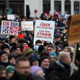 Am 14. Januar gehen in Städten wie Berlin und Potsdam Tausende Demonstranten gegen rechts auf die Straße. Auch Bundeskanzler Scholz und Außenministerin Annalena Baerbock nehmen teil. "Ich stehe hier als eine von Tausenden von Potsdamerinnen und Potsdamern, die einstehen für Demokratie und gegen alten und neuen Faschismus", so Baerbock. 