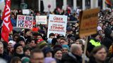 Am 14. Januar gehen in Städten wie Berlin und Potsdam Tausende Demonstranten gegen rechts auf die Straße. Auch Bundeskanzler Scholz und Außenministerin Annalena Baerbock nehmen teil. "Ich stehe hier als eine von Tausenden von Potsdamerinnen und Potsdamern, die einstehen für Demokratie und gegen alten und neuen Faschismus", so Baerbock. 