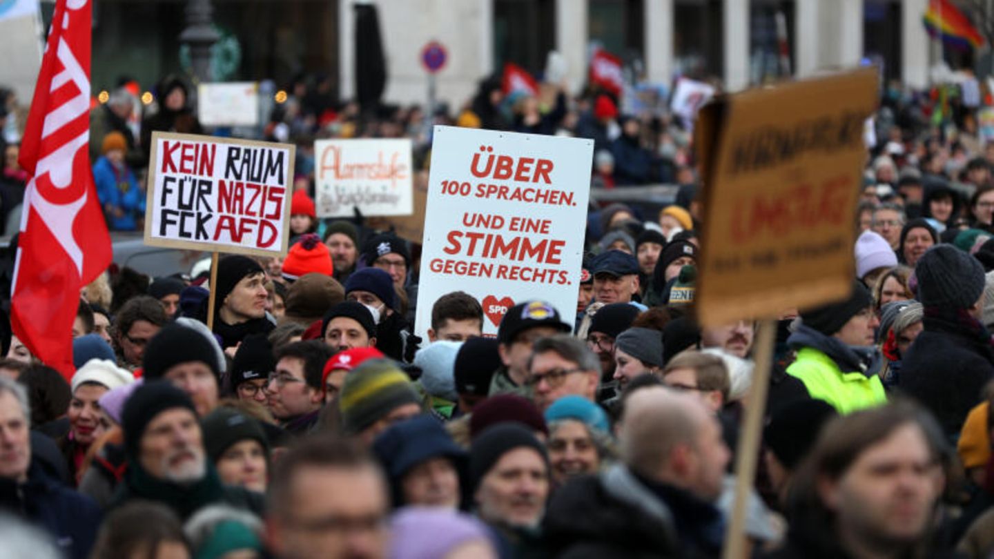 14. Januar 2024: Tausende gehen gegen rechts auf die Straße Am 14. Januar gehen in Städten wie Berlin und Potsdam Tausende Demonstranten gegen rechts auf die Straße. Auch Bundeskanzler Scholz und Außenministerin Annalena Baerbock nehmen teil. "Ich stehe hier als eine von Tausenden von Potsdamerinnen und Potsdamern, die einstehen für Demokratie und gegen alten und neuen Faschismus", so Baerbock.