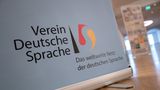 Zweite Tage nach dem Austritt von Peter Sloterdijk tritt Silke Schröder als Vorstandsmitglied des Vereins Deutsche Sprache zurück. Schröder sei "mit ihrem Rücktritt einem Vereinsausschluss auf der Vorstandssitzung am kommenden Freitag zuvorgekommen", teilte Walter Krämer, Vorsitzender des Vereins mit Sitz in Dortmund, mit. Sie habe zudem ihre Mitgliedschaft gekündigt.