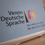Zweite Tage nach dem Austritt von Peter Sloterdijk tritt Silke Schröder als Vorstandsmitglied des Vereins Deutsche Sprache zurück. Schröder sei "mit ihrem Rücktritt einem Vereinsausschluss auf der Vorstandssitzung am kommenden Freitag zuvorgekommen", teilte Walter Krämer, Vorsitzender des Vereins mit Sitz in Dortmund, mit. Sie habe zudem ihre Mitgliedschaft gekündigt.