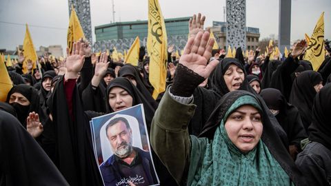 Anhängerinnen des iranischen Regimes bei einer Trauerfeier