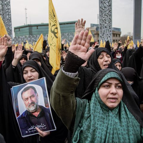 Anhängerinnen des iranischen Regimes bei einer Trauerfeier