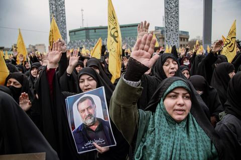 Anhängerinnen des iranischen Regimes bei einer Trauerfeier