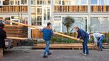 UTRECHT, Niederlande  Gemeinsam mit Frank Mulder (r.) wird gegessen und, wenn’s sein muss, renoviert