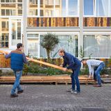 UTRECHT, Niederlande  Gemeinsam mit Frank Mulder (r.) wird gegessen und, wenn’s sein muss, renoviert