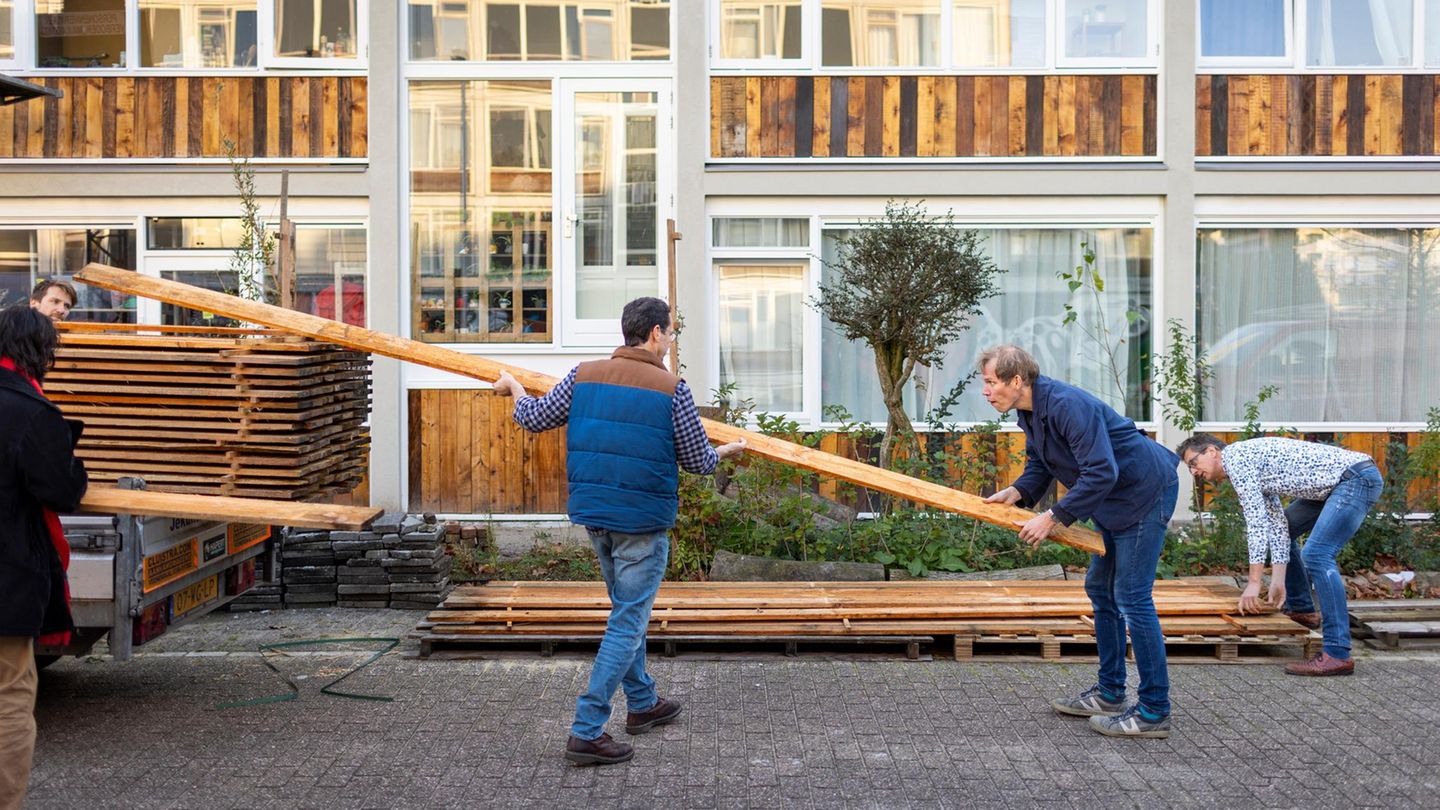 UTRECHT, Niederlande  Gemeinsam mit Frank Mulder (r.) wird gegessen und, wenn’s sein muss, renoviert
