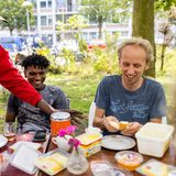 Drei Männer beim gemeinsamen Frühstück