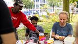 Drei Männer beim gemeinsamen Frühstück