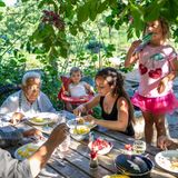 John mit seiner Familie am Tisch