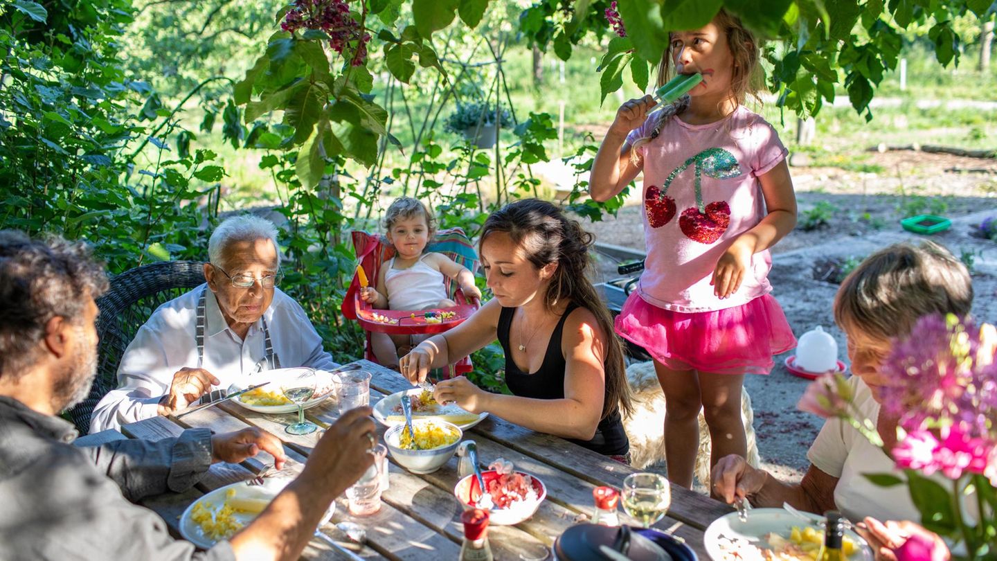 John mit seiner Familie am Tisch