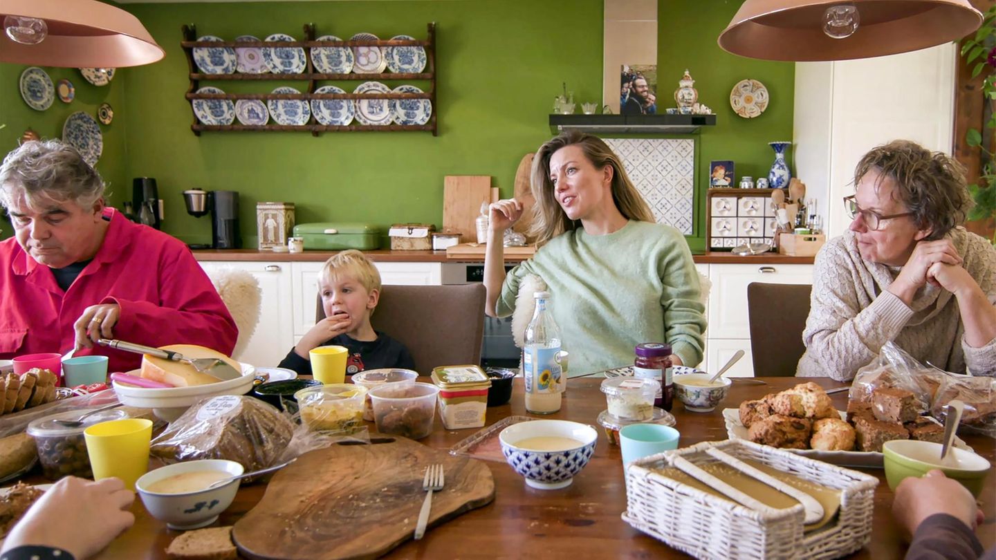 Eine Familie bei Tisch