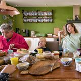 Eine Familie bei Tisch