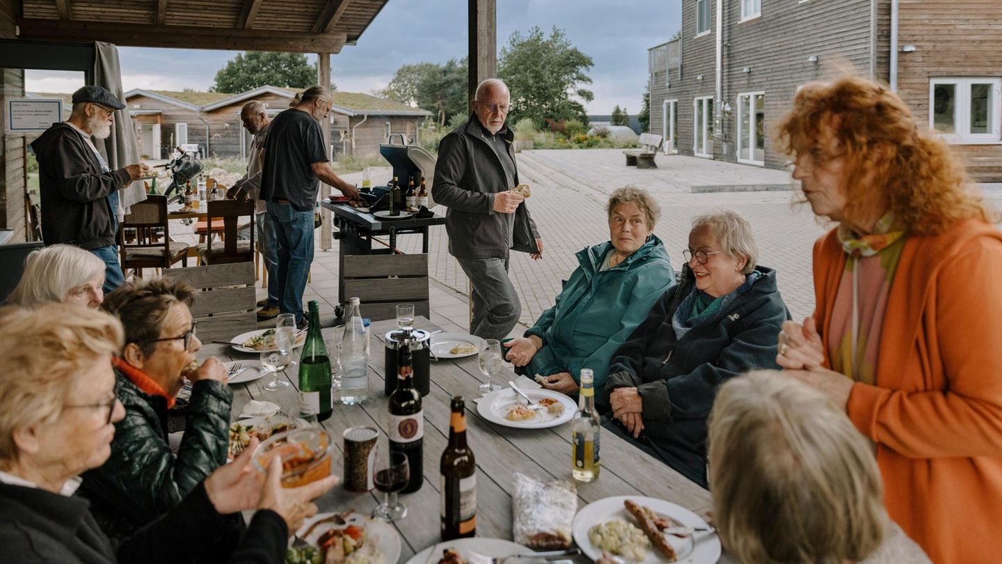 Senioren beim Grillgut an einem Tisch