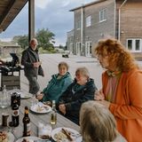 Senioren beim Grillgut an einem Tisch